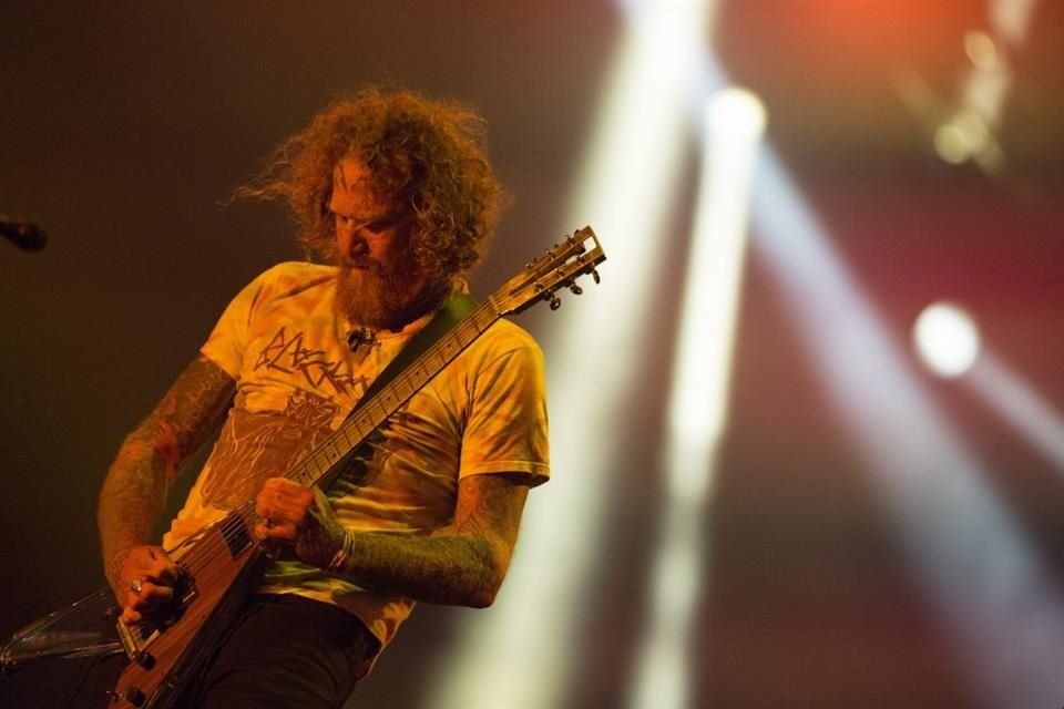 Hinds cofundó Mastodon en el 2000 junto con el bajista Troy Sanders, el guitarrista Bill Kelliher y el baterista Brann Dailor.