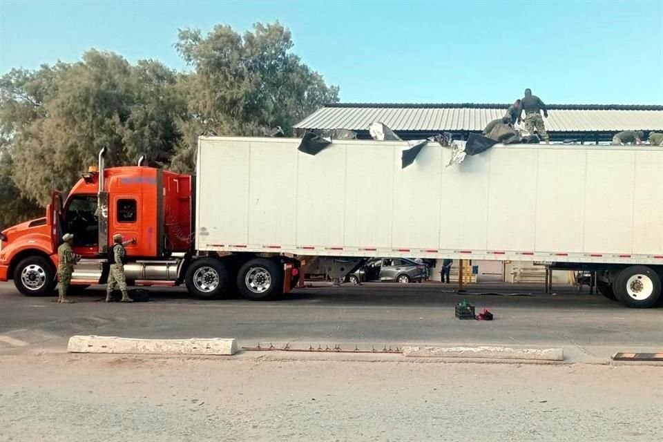 En San Luis Río Colorado, Sonora, fue detenido un conductor de tractocamión por transportar mil 201 paquetes de presunta cocaína. El aseguramiento fue resultado de un operativo federal.