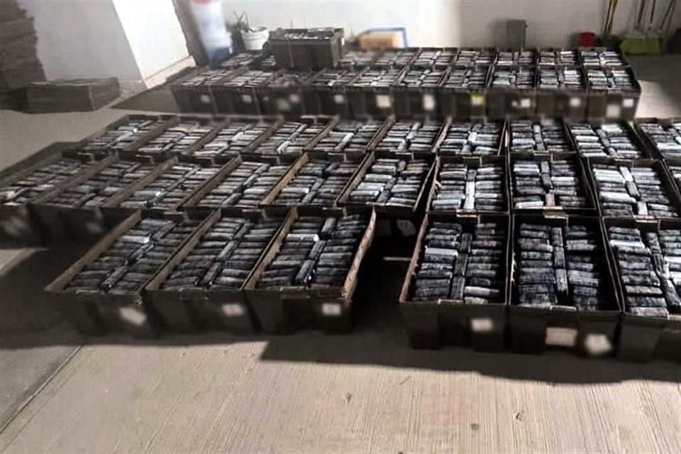 En San Luis Río Colorado, Sonora, fue detenido un conductor de tractocamión por transportar mil 201 paquetes de presunta cocaína. El aseguramiento fue resultado de un operativo federal.