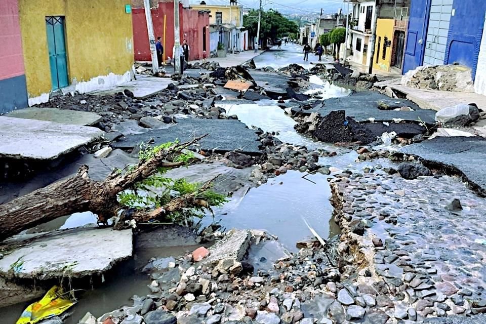 Querétaro capital fue declarada en emergencia tras las fuertes lluvias registradas desde la noche del viernes, que cobraron la vida de 2 personas.