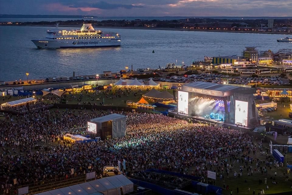 Los organizadores, que afirmaron que la actuación de la banda se acortó por usar un cántico 'discriminatorio', se disculparon en las cuentas oficiales de Victorious.