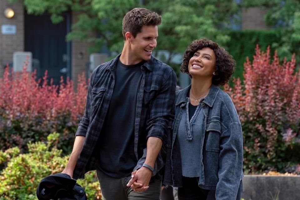 Los seguidores del show podrán ver lo que le espera a Nathan (Robbie Amell), un programador informático que muere prematuramente en 2033.