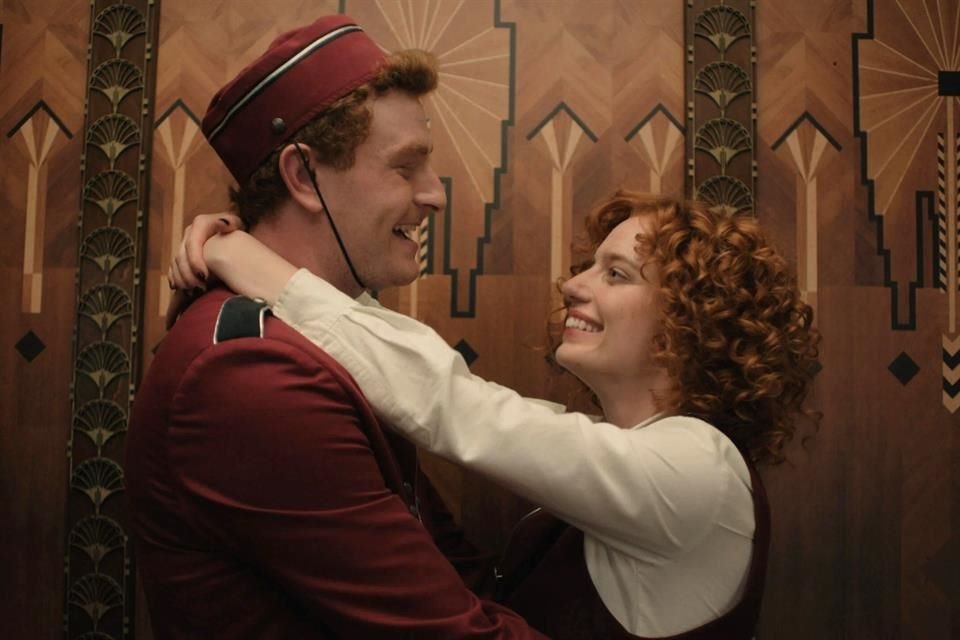 'Upload' está ambientada en un futuro tecnológicamente avanzado donde los teléfonos holográficos, los vehículos autónomos, la existencia plena de la IA y las impresoras 3D de comida son la norma.