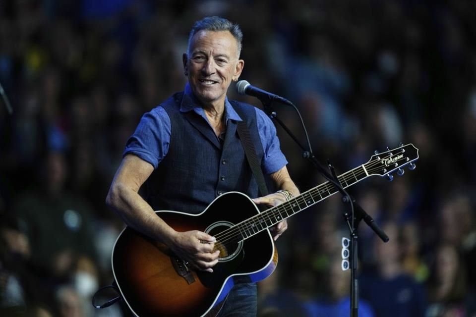 Springsteen ha ganado el Grammy, el Óscar y el Globo de Oro, y ha vendido más de 150 millones de discos con su música que refleja el alma de la clase trabajadora en Estados Unidos.