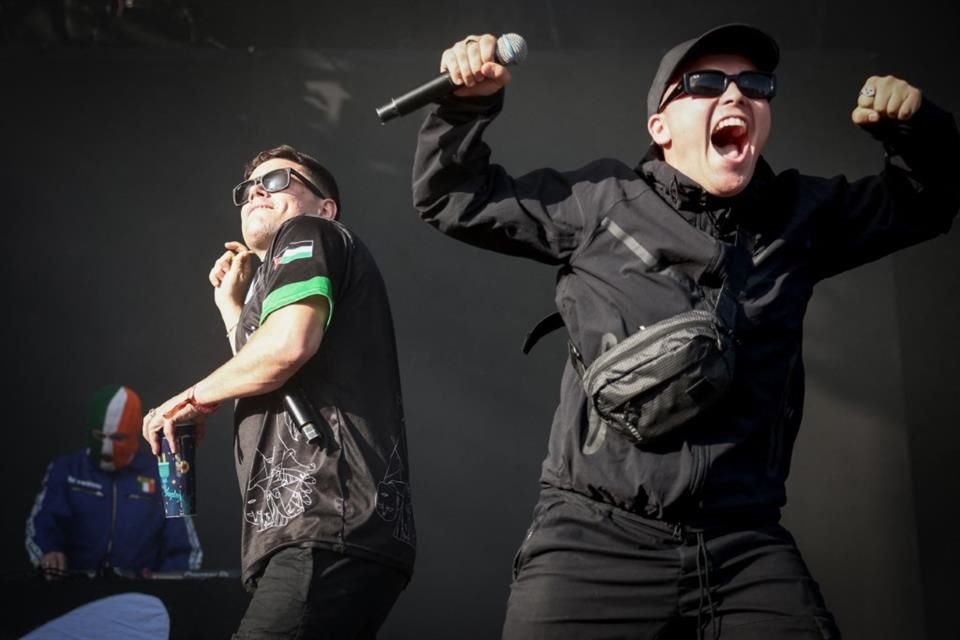 La banda de rap irlandesa Kneecap canceló todas las fechas de su gira por EU debido a la disputa legal por supuesto apoyo terrorista.