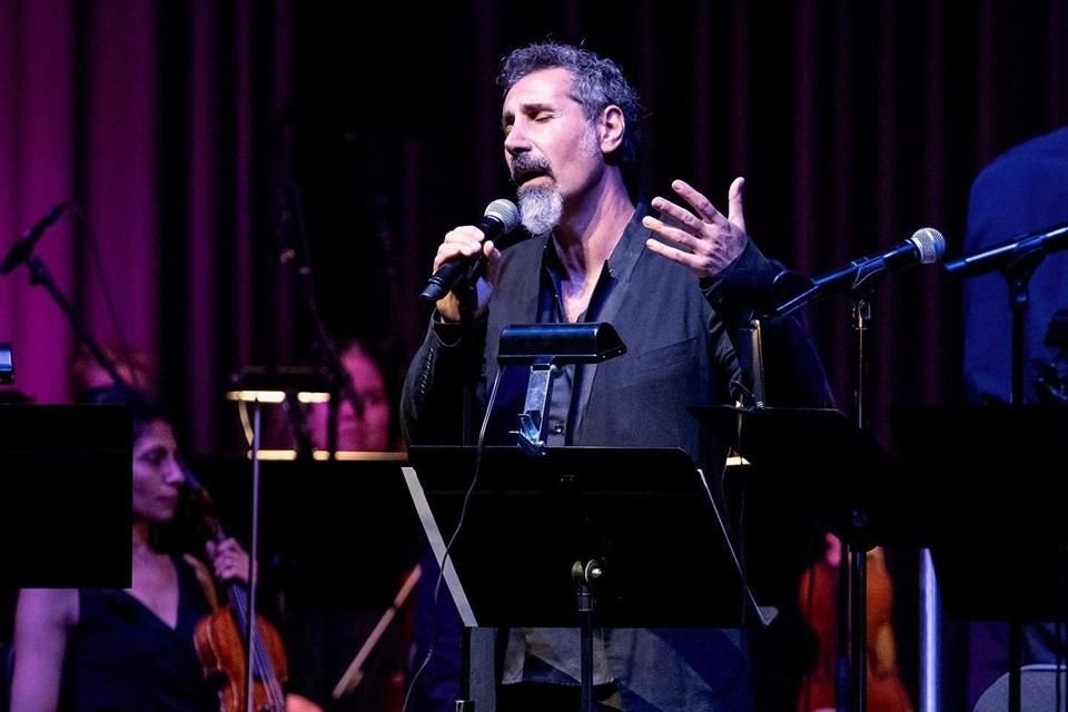 El primer sencillo, 'Electric Dreams', ya está disponible a través de Serjical Strike Records/Create Music Group.