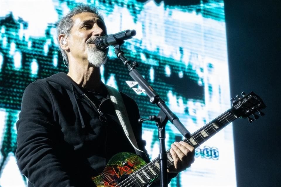 Este trabajo, personal y ecléctico, presenta las reinterpretaciones de algunos temas clásicos y las colaboraciones más recientes de Tankian.