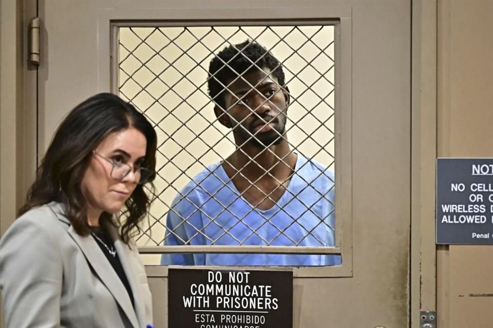 El cantante y rapero Lil Nas X está siendo acusado de agredir a policías mientras caminaba desnudo por una calle de Los Ángeles.