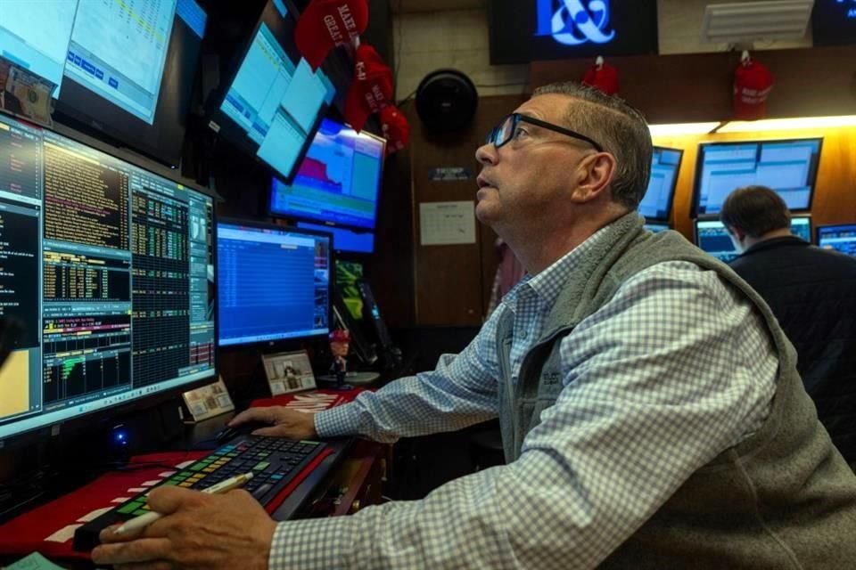 Las acciones habían subido el viernes después de que el presidente de la Reserva Federal, Jerome Powell, insinuó en el Simposio de Jackson Hole un recorte de las tasas en la reunión de septiembre.