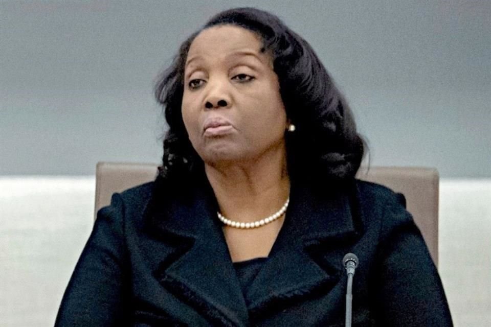 El Presidente Donald Trump despidió a la gobernadora de la Reserva Federal, Lisa Cook, tras acusaciones de fraude hipotecario.