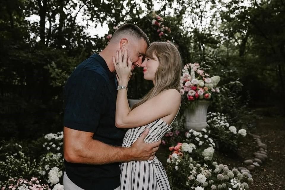 Taylor Swift y Travis Kelce se comprometen tras dos años de noviazgo; la pareja compartió fotos del romántico momento en redes.