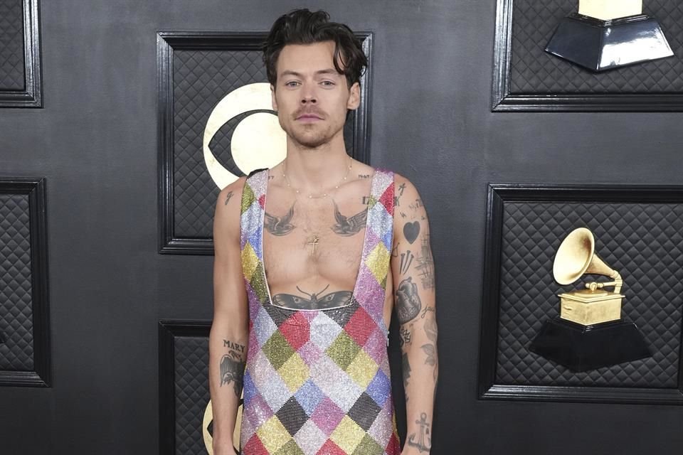 Harry Styles continúa soltero tras su separación de Taylor Russell en mayo de 2024.
