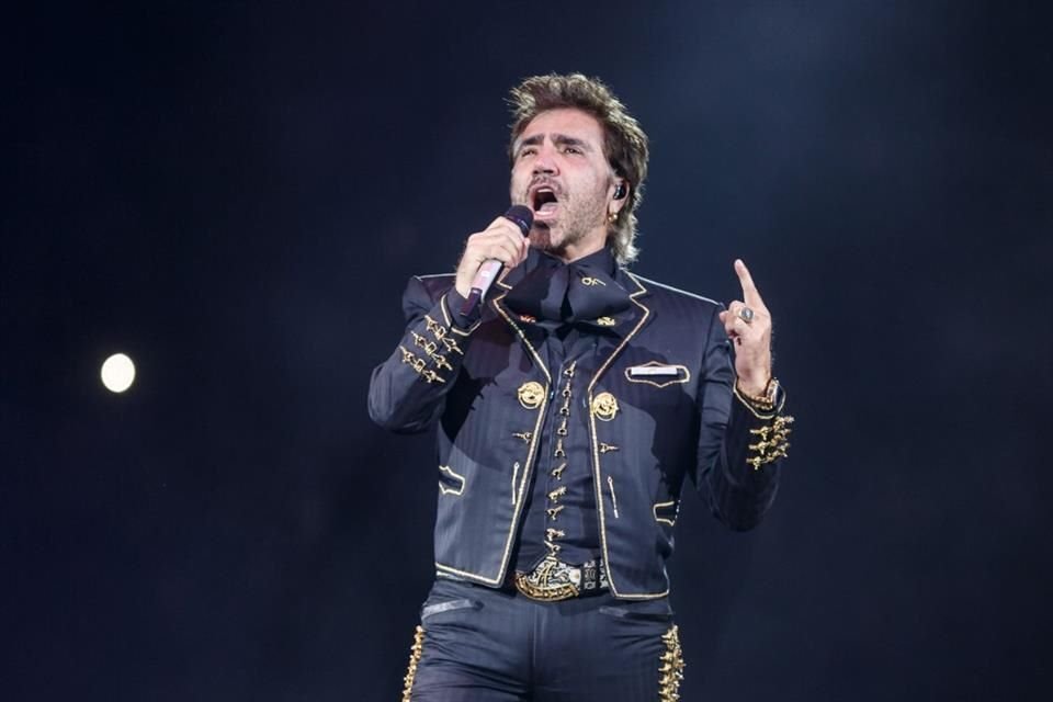 'De Rey a Rey' es uno de los tours más esperados del año, un espectáculo cargado de nostalgia, amor y respeto hacia la figura que marcó la vida de Alejandro Fernández.