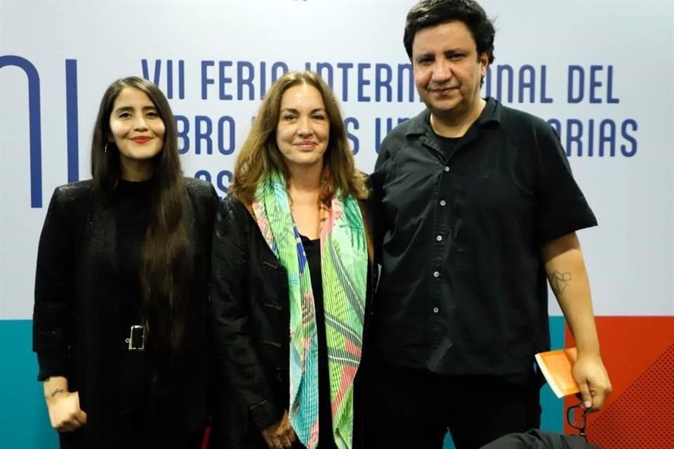 Daniela Catrileo, Rosa Beltrán y Alejandro Zambra al término del conversatorio inaugural de la Filuni 'Al sur de la palabra: poesía y memoria en la literatura chilena'.