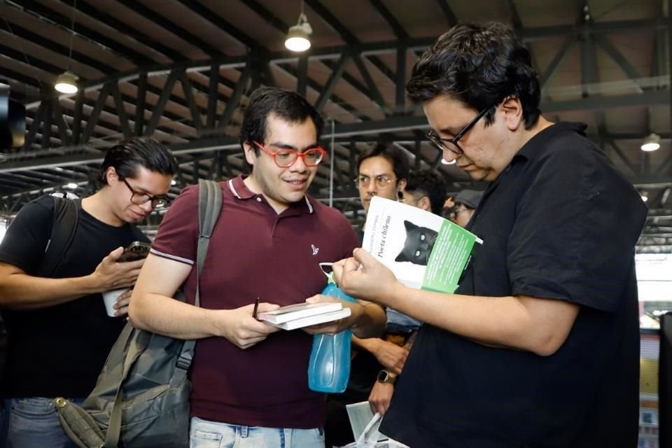 Algunos lectores de Alejandro Zambra aprovecharon para que firmara sus libros.