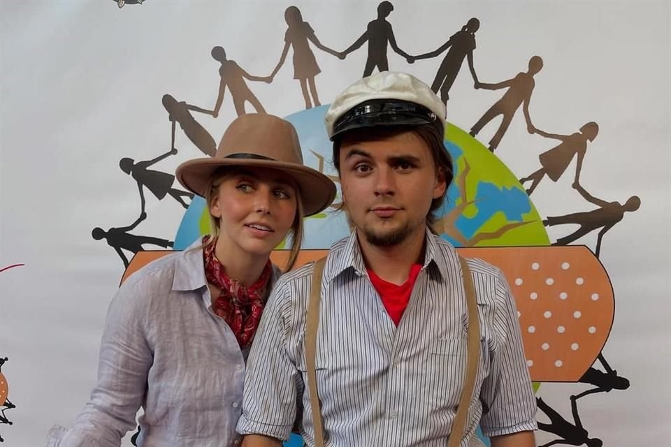 En su posteo, Prince incluyó una serie de imágenes de él y Molly haciendo senderismo, viajando en kayak, disfrazados en diferentes eventos y en su graduación de la Universidad Loyola Marymount.