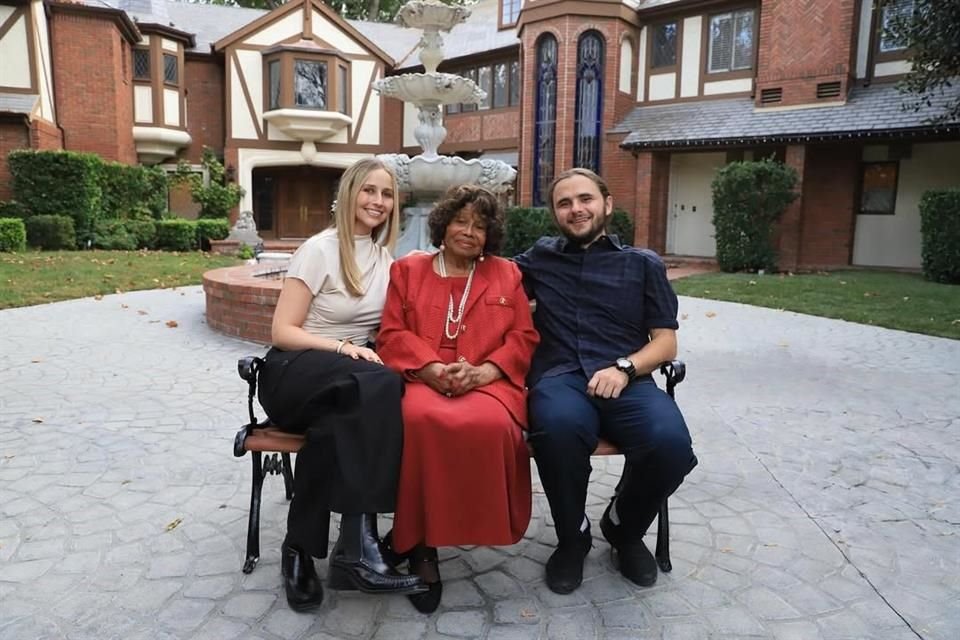 Entre el carrusel de instantáneas destacó una foto al lado de su futura esposa, sentados en un banco con su abuela, Katherine Jackson, de 95 años, a las afueras de Hayvenhurst.