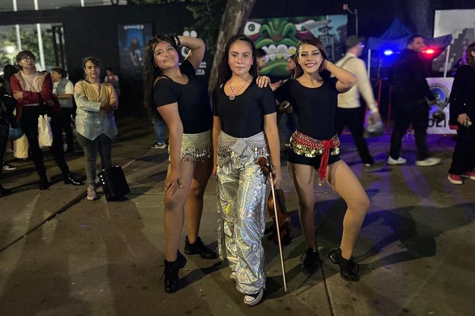 Renata, Silvana e Isabella armonizaron la espera, fuera del venue, con un show de violín y baile.