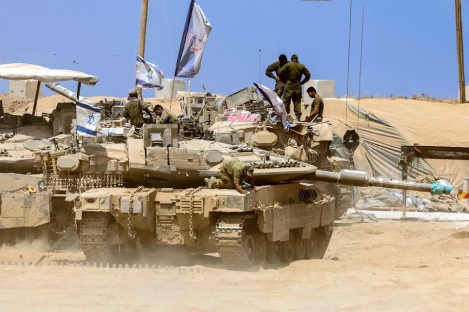 Tanques israelíes penetraron en una nueva zona de la periferia de la Ciudad de Gaza, destruyendo casas y obligando a residentes a huir.