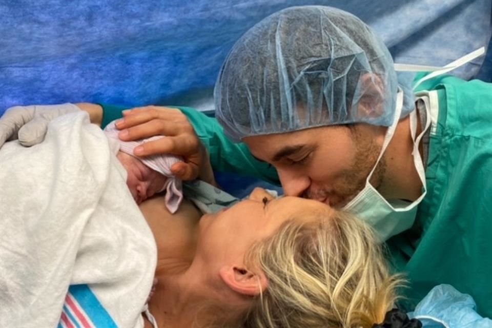 Enrique y Anna ya son padres de Nicholas, Lucy y Mary.