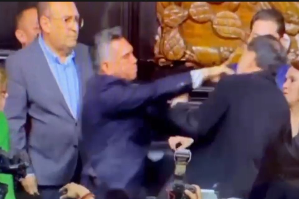 Al finalizar sesión de la Permanente, 'Alito' empujó y lanzó manotazo a Noroña, lo que desató zafarrancho en la antigua sede del Senado.