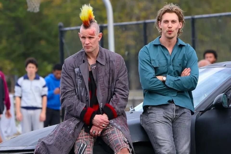 Sorpresa: aquí se brinda un tratamiento muy distinto e inusual; hay montones de acción, una multitud de personajes secundarios y dosis generosas de humor negro, que funcionan.