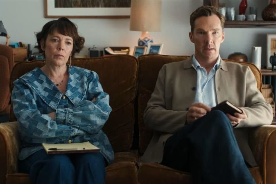 La película de 1989 hacía esto con mucho estilo y un enfoque maximalista; aquí, el director Jay Roach se muestra plano e intenta abarcarlo todo.