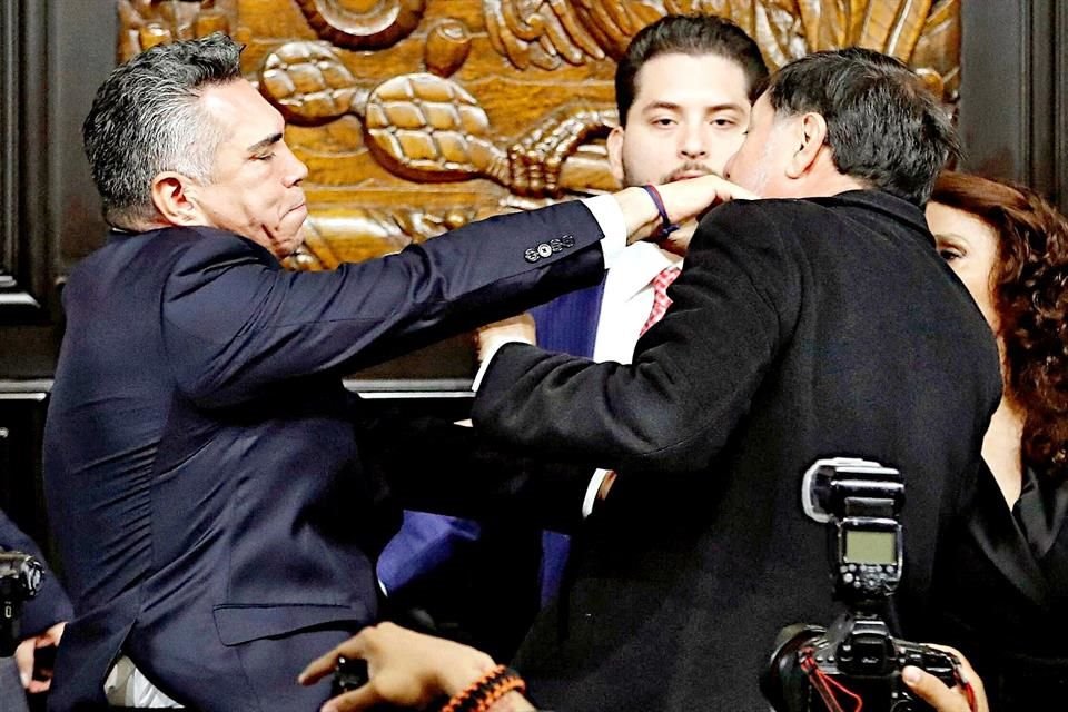 Un derechazo de 'Alito' al rostro tambaleó a Fernández Noroña como parte de un pleito en la tribuna legislativa donde también un camarógrafo fue lesionado.