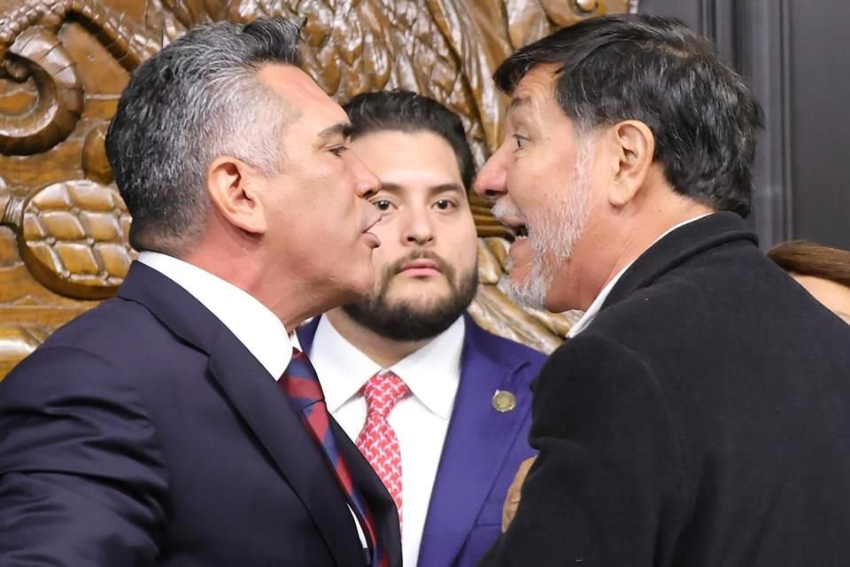 Ayer, Moreno subió a tribuna al finalizar la sesión para exigirle a Fernández Noroña ampliar el debate, a lo que se negó, y tras sujetarlo de un brazo sobrevinieron los empujones y manotazos.