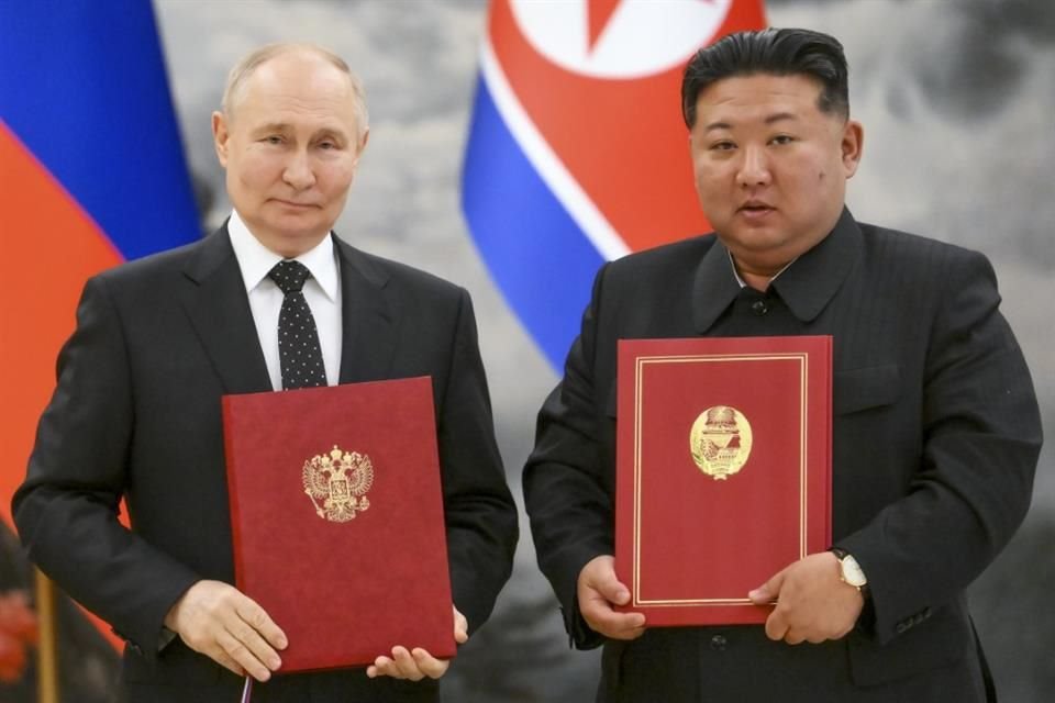 El Presidente ruso Vladimir Putin y el líder Kim Jong Un durante una ceremonia en Pyongyang, el 19 de junio del 2024.