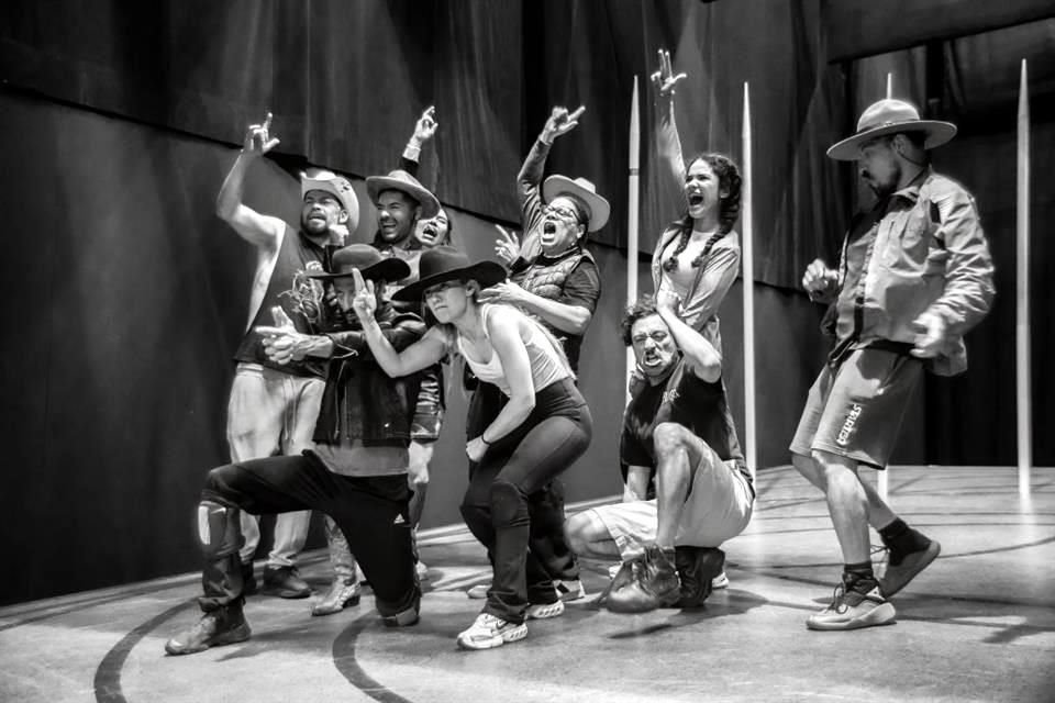 La adaptación de Amaranta Osorio y Jorge Volpi traslada la acción al México contemporáneo para abordar el tema de la impunidad y la violencia.