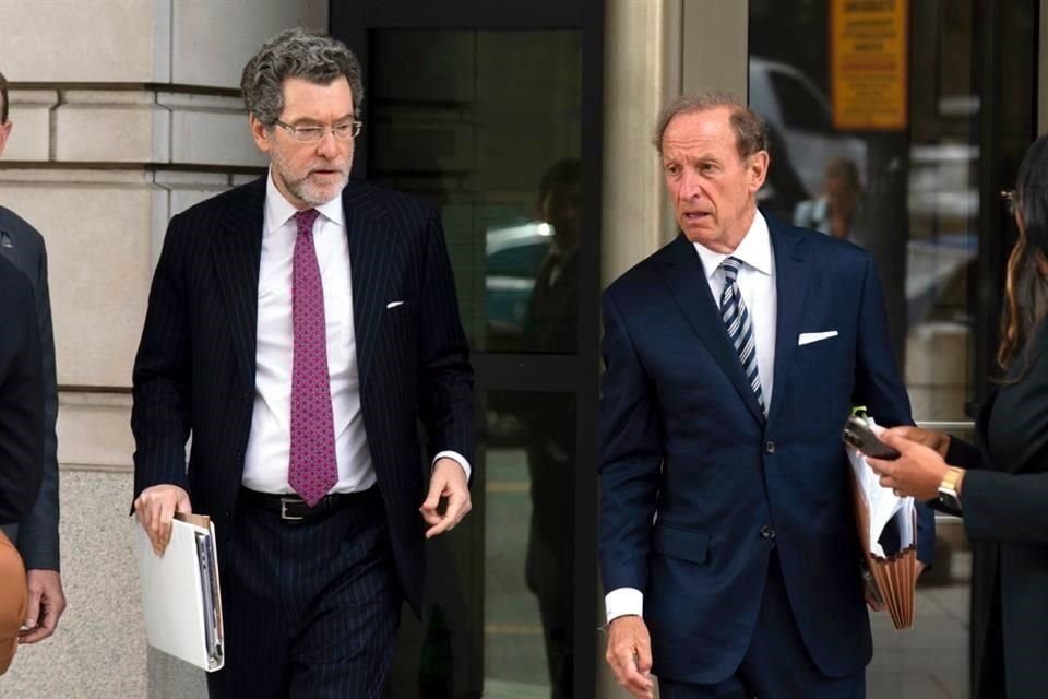 Norm Eisen, (izq.), y Abbe Lowell abogados de Lisa Cook, gobernadora de la Fed, salen de la corte federal en Washington.