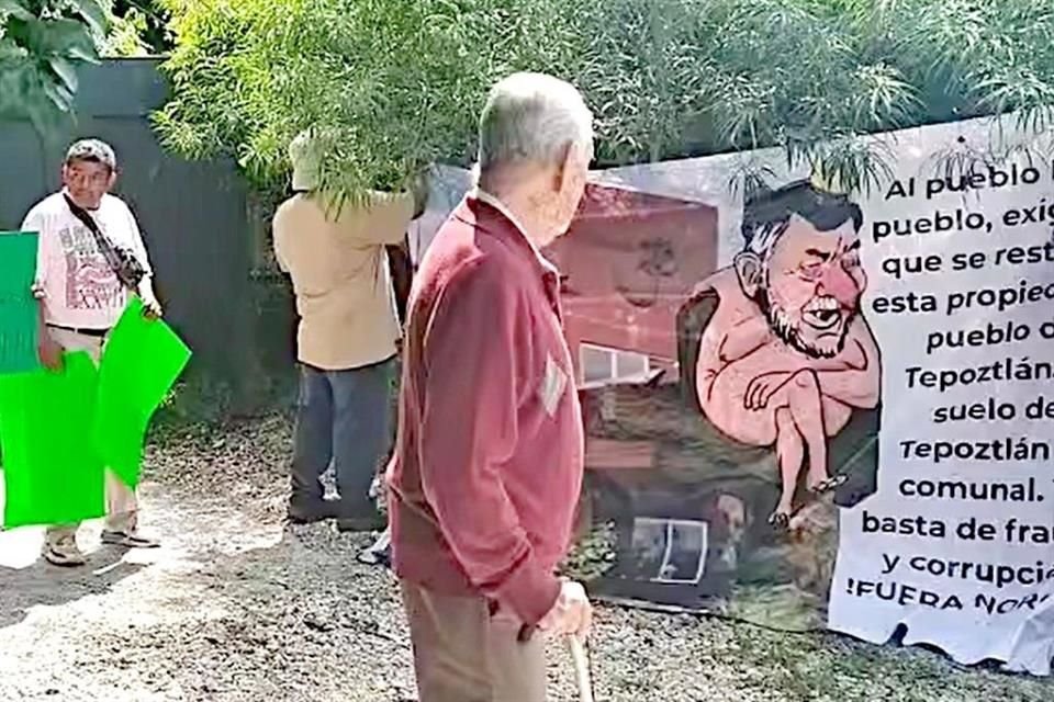 Pobladores de Tepoztlán, Morelos, protestaron afuera de casa de 12 mdp de Fernández Noroña; acusan que zona es comunal y no se puede vender.