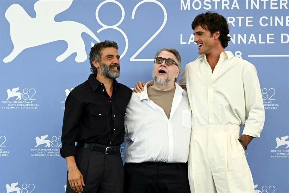 Oscar Isaac, Guillermo Del Toro y Jacob Elordi posaron en la presentación de 'Frankenstein'.