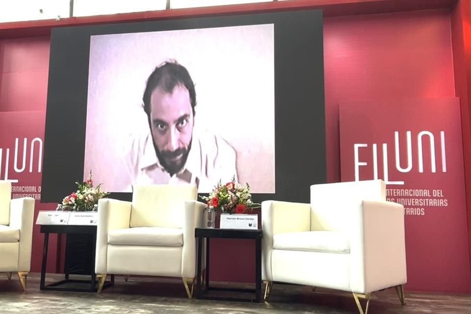 Desde la distancia, Raúl Zurita compartió 'la poesía es lo único que puede salvar'.