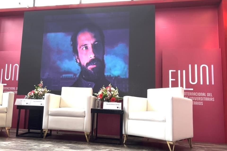 Acciones poéticas, performances y versos que se escriben en el cielo y la tierra: así se vive la poesía de Raúl Zurita