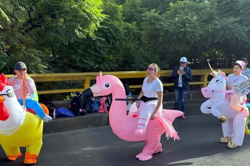 Las botargas animaron a su manera a los miles de participantes.