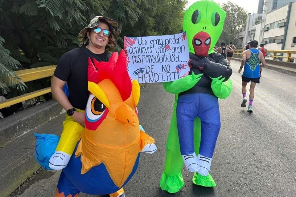 Las botargas animaron a su manera a los miles de participantes.