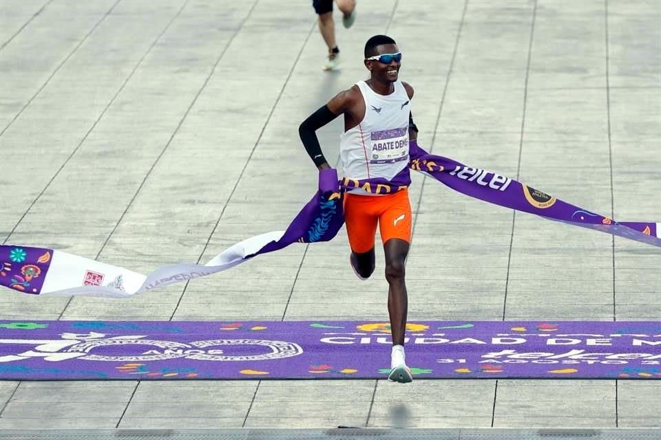 Tadu Abate en el momento de cruzar la meta.