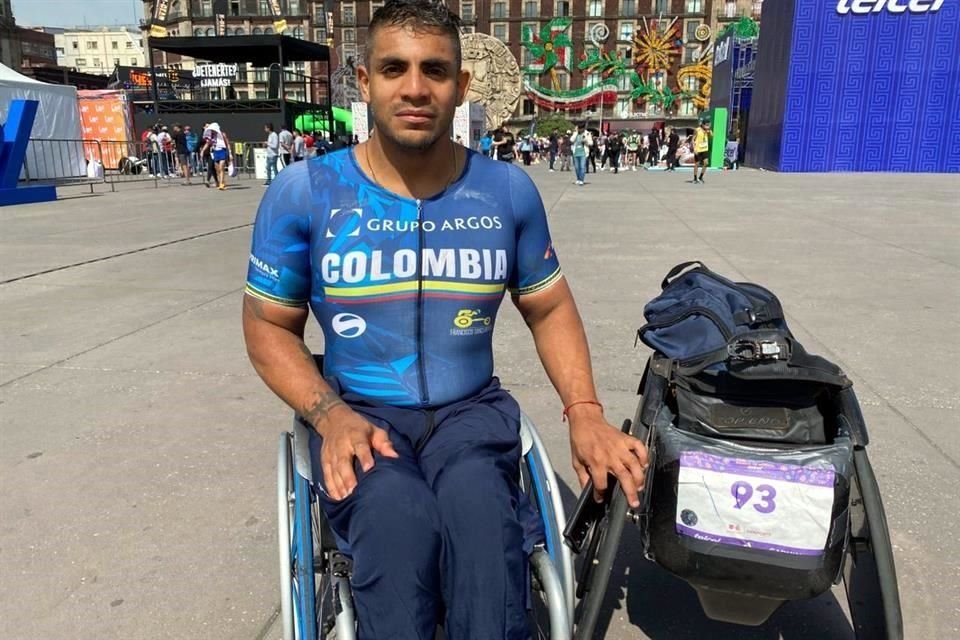 El paralímpico colombiano Francisco Sanclemente fue víctima del bache y se vio en la necesidad de abandonar.