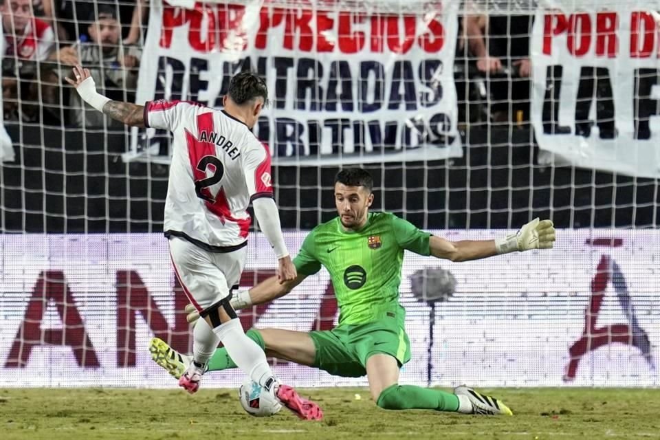 Joan García tuvo dos atajadas cruciales que ayudaron al Barcelona a rescatar el empate de Vallecas.