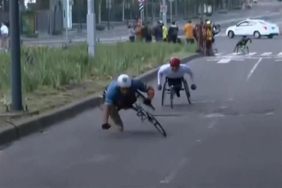 El Gobierno capitalino informó que el accidente en el Maratón no se registró por un bache, sino por una coladera de drenaje mal intervenida.