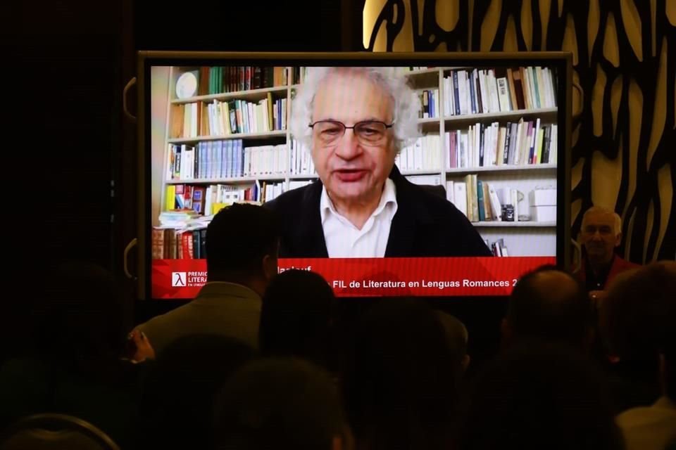 El escritor Amin Maalouf se conectó desde Francia a la conferencia de prensa en Guadalajara, donde se dio a conocer el galardón.