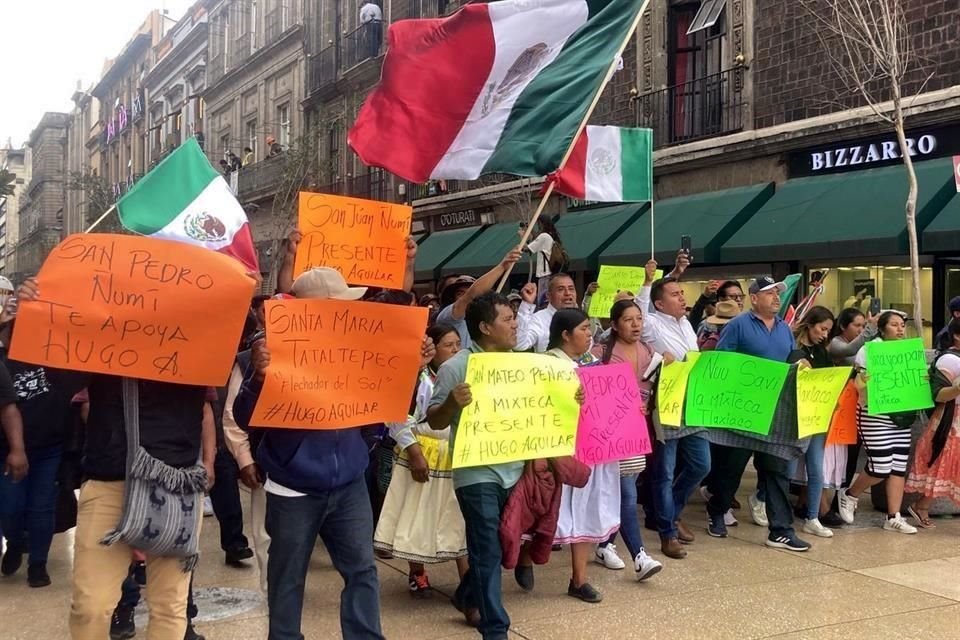 Cientos de oaxaqueños llegaron al Zócalo para atestiguar la entrega del bastón de mando a los nuevos Ministros de la Corte.