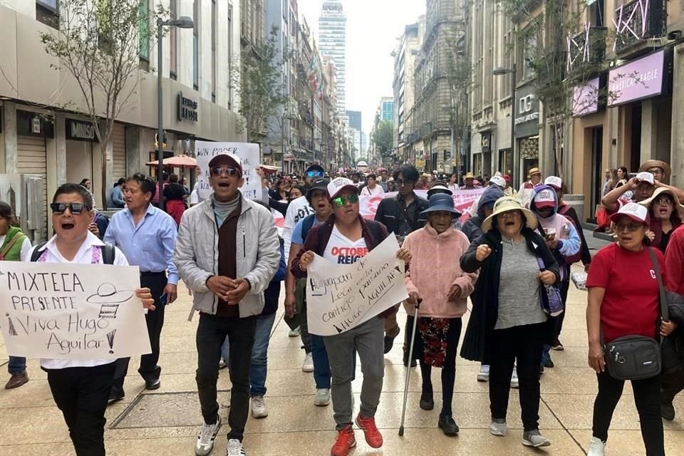 Simpatizantes morenistas se hicieron presentes en el Zócalo capitalino.