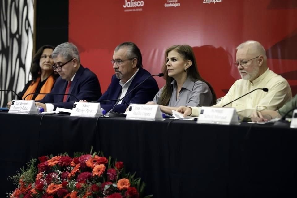 Carmen Alemany, miembro del jurado; Héctor Raúl Solís, vicerrector de la UDG; Luis Gerardo Ascensio, secretario de cultura; Karla Planter, rectora de la UDG; José Trinidad Padilla, director de la FIL.