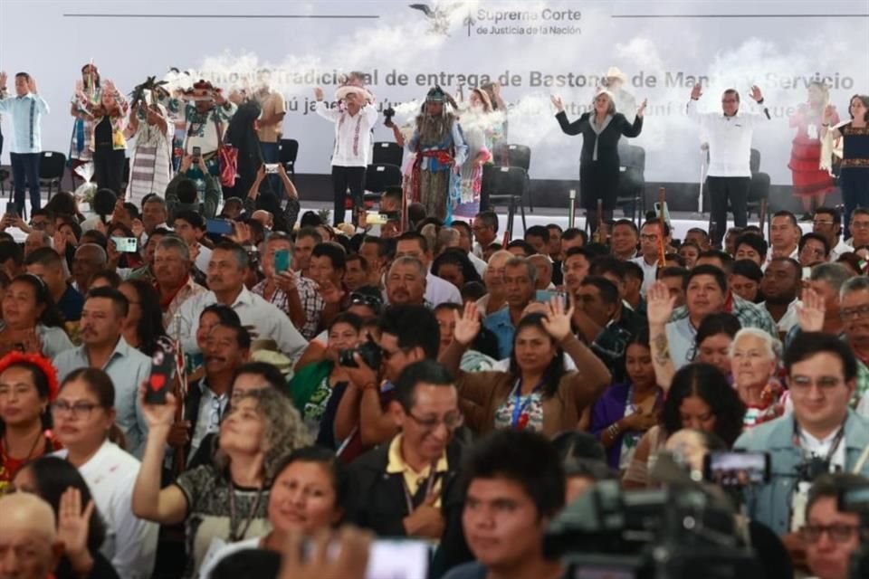 Ministros de la nueva Corte participaron con las manos alzadas en un ritual indígena en el Zócalo; posteriormente, recibieron bastones de mando.