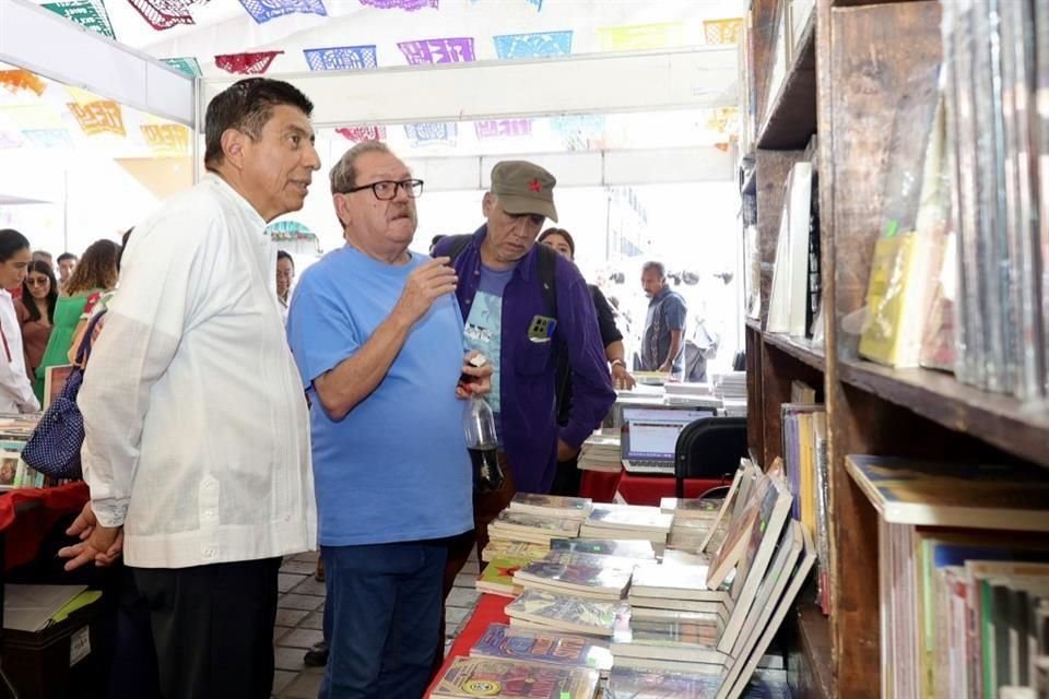 Paco Ignacio Taibo II, invitado a la FIELO, recorrió los estands junto al Gobernador Salomón Jara.