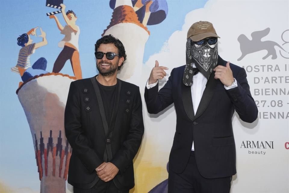 Stillz llegó al certamen veneciano con la cara cubierta con un pañuelo y gafas de sol, manteniendo el anonimato que ha cultivado desde sus inicios.