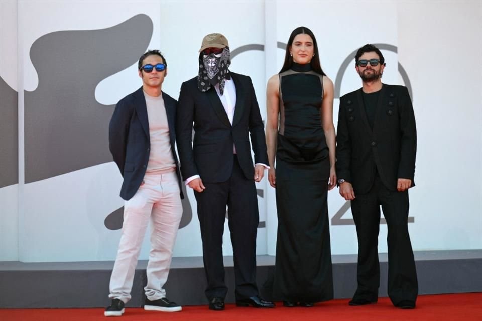 En Venecia, el artista compite por el premio a la mejor ópera prima con 'Barrio Triste', que sigue a un grupo de jóvenes a finales de los años 1980 en una barriada empobrecida de Medellín.